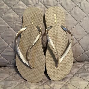 Old Navy Gold Rubber Flip Flops 8